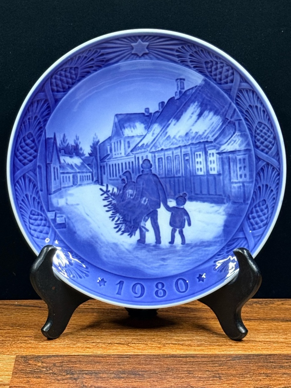ROYAL COPENHAGEN 1980 “Bringing Home the Christmas Tree” Collector Plate